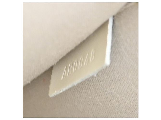 Louis Vuitton Madeleine Epi Leather PM Bianco - vista 5