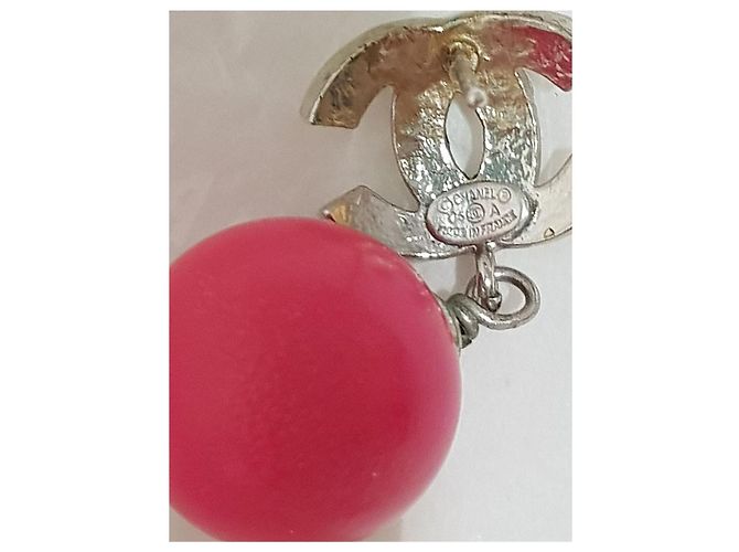 Orecchini Chanel logo CC con sfera in resina rosa Silver hardware - vista 3