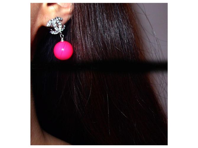 Orecchini Chanel logo CC con sfera in resina rosa Silver hardware - vista 4