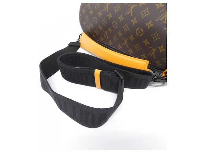 Borsa a tracolla Louis Vuitton Monogram Macassar Soft Polochon Marrone D'oro - vista 5