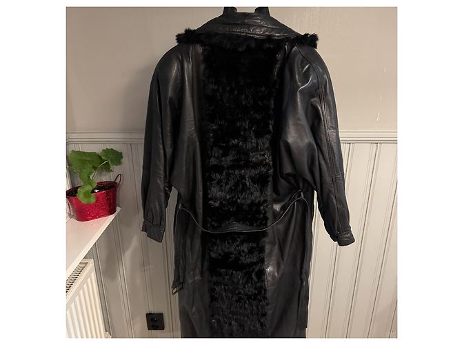 Gucci Abrigo Largo de Cuero Negro con Ribete de Pelo - vista 2