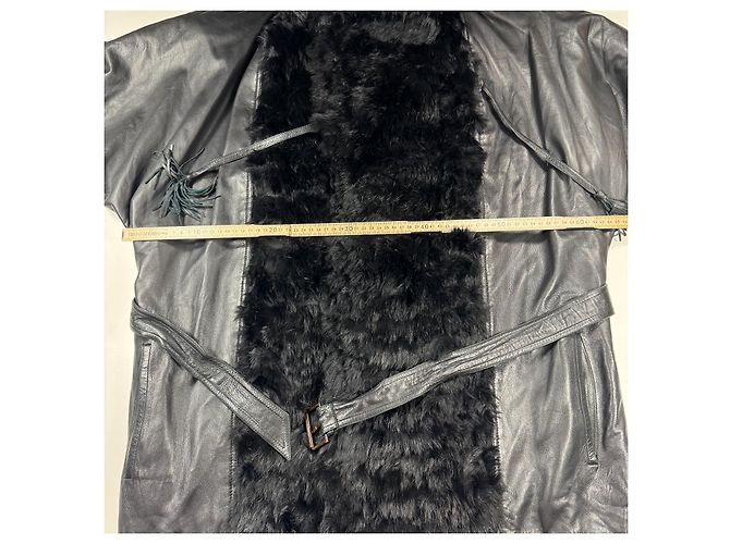 Gucci Abrigo Largo de Cuero Negro con Ribete de Pelo - vista 5
