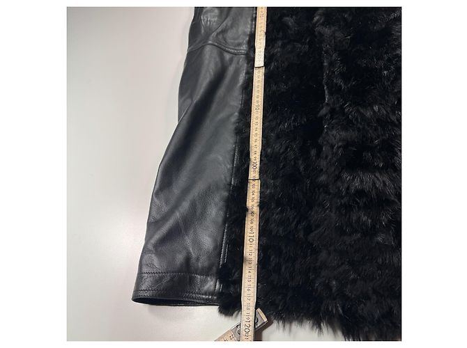 Gucci Abrigo Largo de Cuero Negro con Ribete de Pelo - vista 6