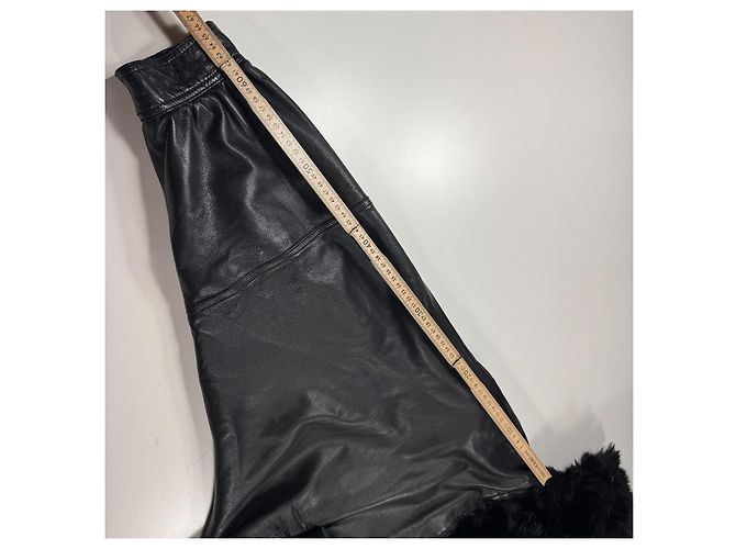 Gucci Abrigo Largo de Cuero Negro con Ribete de Pelo - vista 7