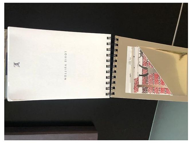 Louis Vuitton Carnet de Voyage New York Noir Blanc Gris - vue 5