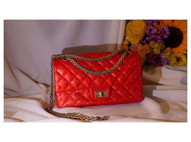 Mademoiselle Chanel 2.55 Réédition gestepptes Lackleder mittel Klappentasche irisierendes Rot - Ansicht 2