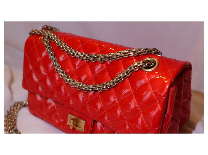 Mademoiselle Chanel 2.55 Réédition gestepptes Lackleder mittel Klappentasche irisierendes Rot - Ansicht 3