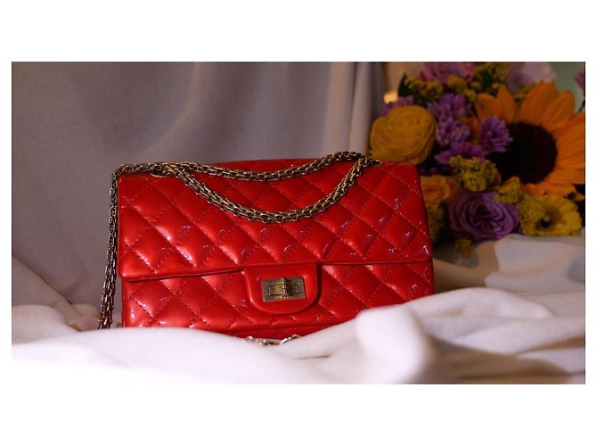 Mademoiselle Chanel 2.55 Réédition gestepptes Lackleder mittel Klappentasche irisierendes Rot - Ansicht 4