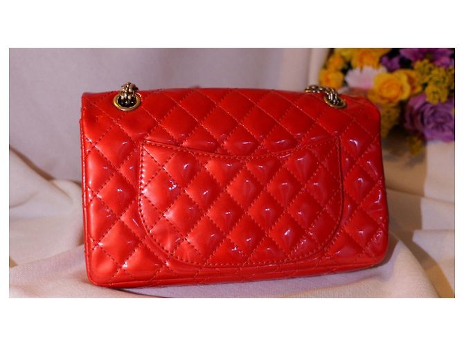 Mademoiselle Chanel 2.55 Réédition gestepptes Lackleder mittel Klappentasche irisierendes Rot - Ansicht 5
