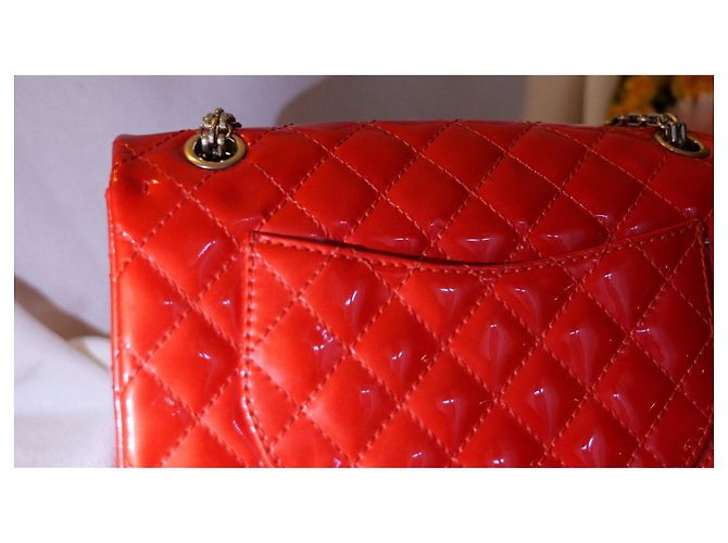 Mademoiselle Chanel 2.55 Réédition gestepptes Lackleder mittel Klappentasche irisierendes Rot - Ansicht 6