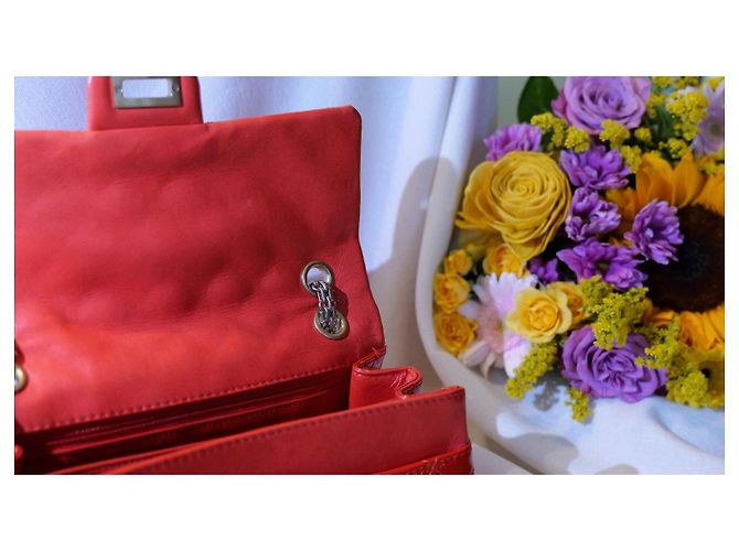 Mademoiselle Chanel 2.55 Réédition gestepptes Lackleder mittel Klappentasche irisierendes Rot - Ansicht 7