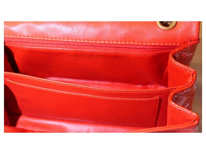 Mademoiselle Chanel 2.55 Réédition gestepptes Lackleder mittel Klappentasche irisierendes Rot - Ansicht 9
