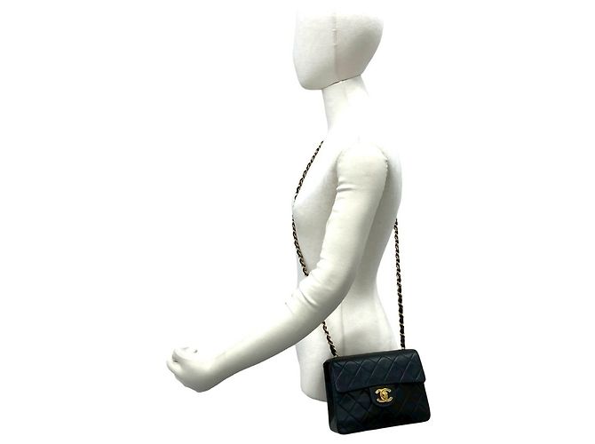 Timeless Chanel Vintage Matelassé Coco Lammfell Mini Schultertasche mit Kette Schwarz - Ansicht 2