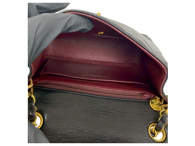 Timeless Chanel Vintage Matelassé Coco Lammfell Mini Schultertasche mit Kette Schwarz - Ansicht 9