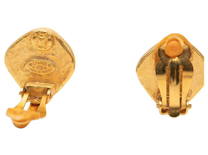 Orecchini a clip a rombo placcati oro e resina Gold CC Chanel D'oro - vista 3