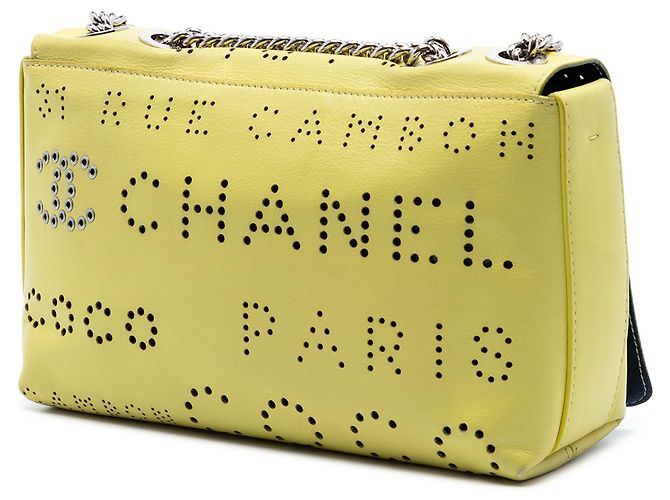 Chanel Flap in pelle di vitello traforata gialla con occhielli logo Giallo - vista 2
