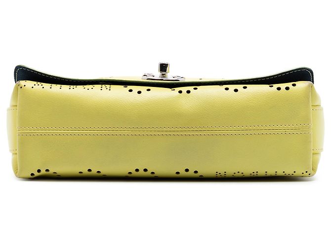 Chanel Flap in pelle di vitello traforata gialla con occhielli logo Giallo - vista 3