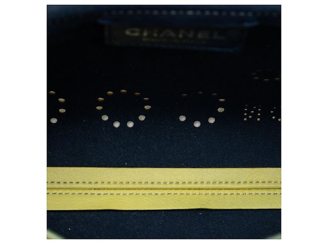 Chanel Flap in pelle di vitello traforata gialla con occhielli logo Giallo - vista 4