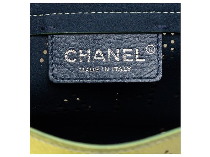 Chanel Flap in pelle di vitello traforata gialla con occhielli logo Giallo - vista 5