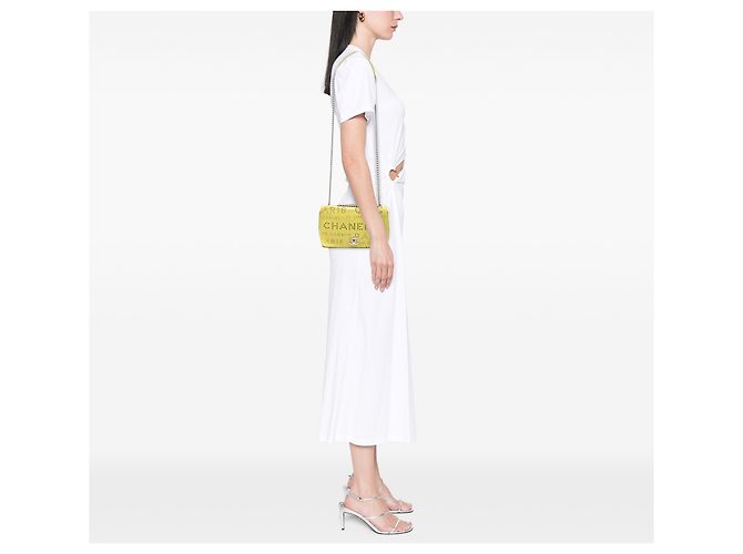 Chanel Flap in pelle di vitello traforata gialla con occhielli logo Giallo - vista 6