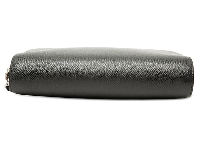 Louis Vuitton Pochette Baikal en cuir Taiga noir - vue 3