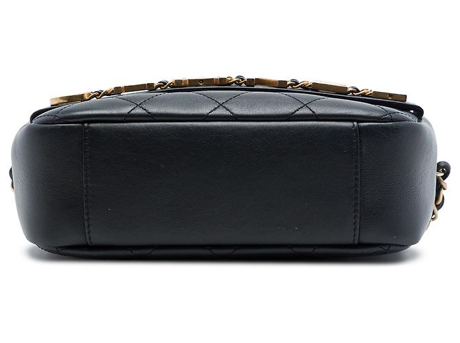 Camera Chanel Kamera Tasche aus schwarzem gestepptem Kalbsleder mit Logo-Kette - Ansicht 3
