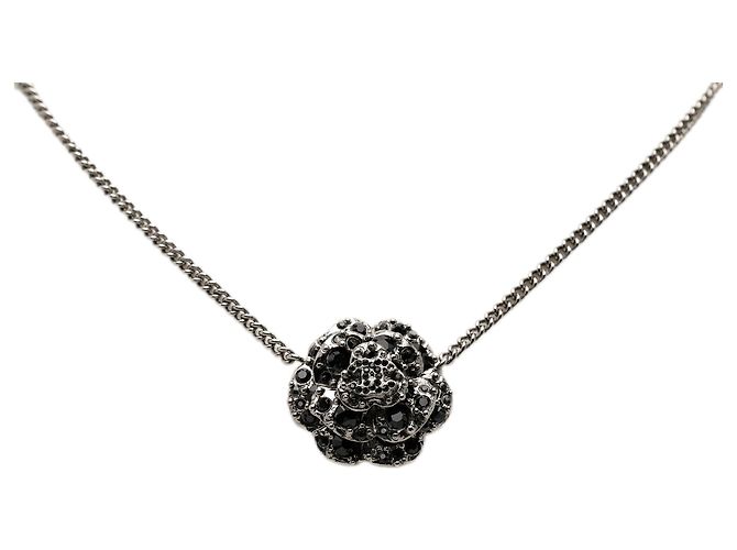 Collana con pendente Camellia in ottone e strass CC argento Chanel - vista 2