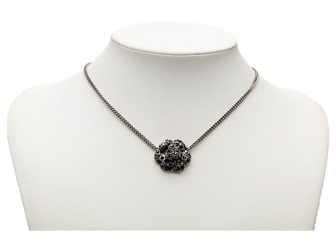 Collana con pendente Camellia in ottone e strass CC argento Chanel - vista 6