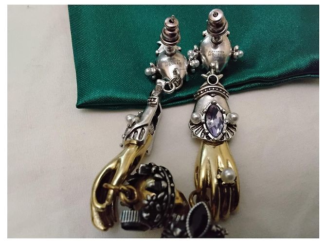 Set coordinato collana e orecchini con motivo mano e teschio Alexander McQueen Porpora Silver hardware Gold hardware - vista 3