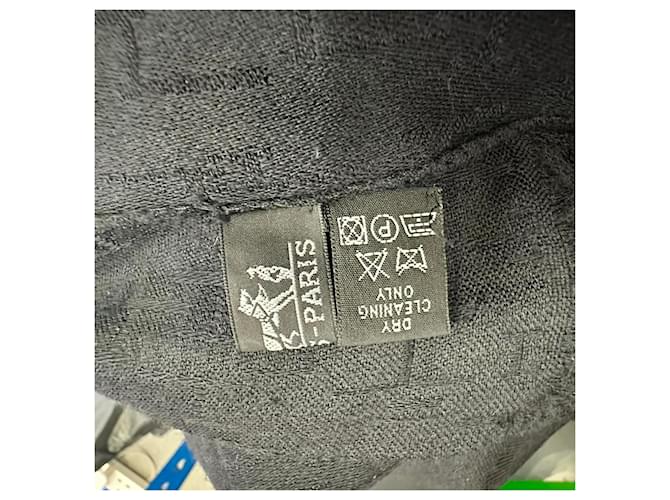 Sciarpa Hermès con accento logo H in cashmere nero - vista 5