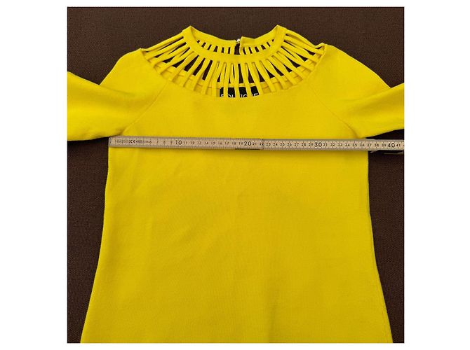 Moschino Boutique gelber Pullover mit Cut-Out-Ausschnitt - Ansicht 5