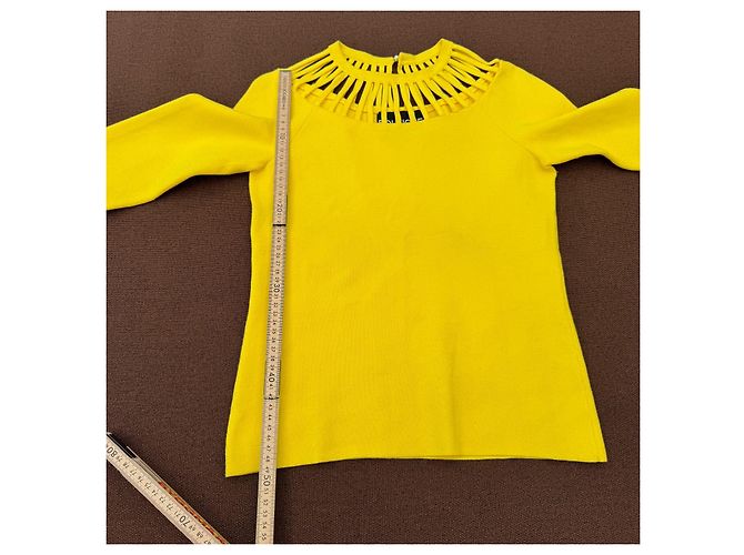 Moschino Boutique gelber Pullover mit Cut-Out-Ausschnitt - Ansicht 6