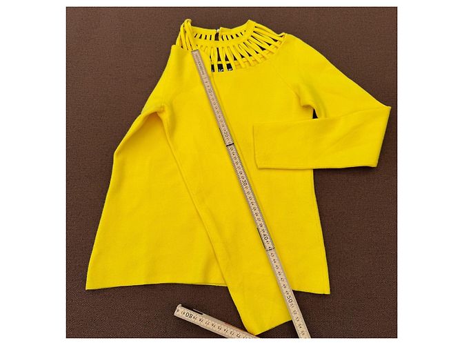 Moschino Boutique gelber Pullover mit Cut-Out-Ausschnitt - Ansicht 7