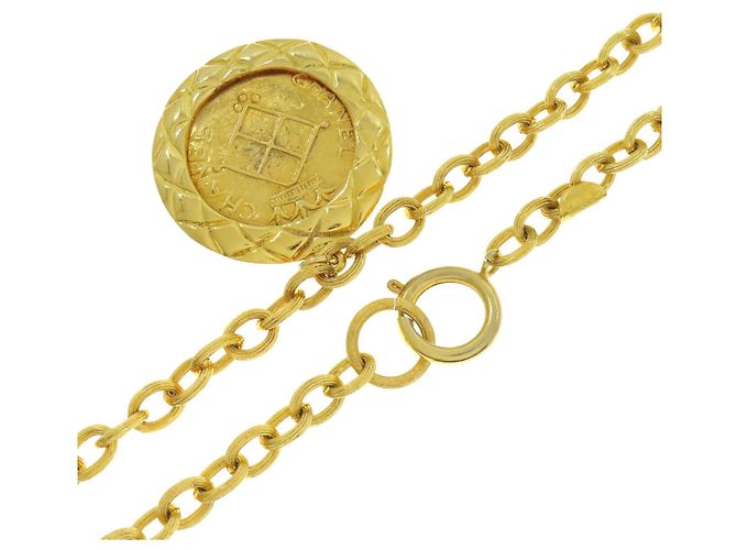 Collana pendente reversibile Chanel Relief Matelasse Frame Round D'oro - vista 2