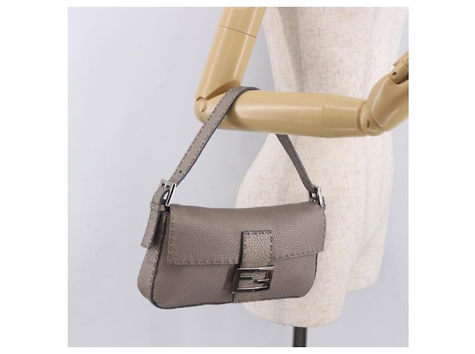 FENDI Celeria Mamma Baguette Schultertasche aus Leder Grau 8BR101 Auth 187996SAM Braun - Ansicht 25