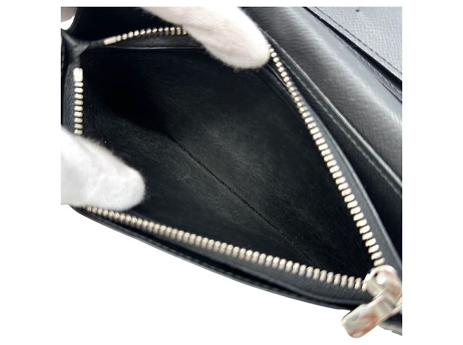 Louis Vuitton Epi Leather Bi-Fold Wallet Black - view 7