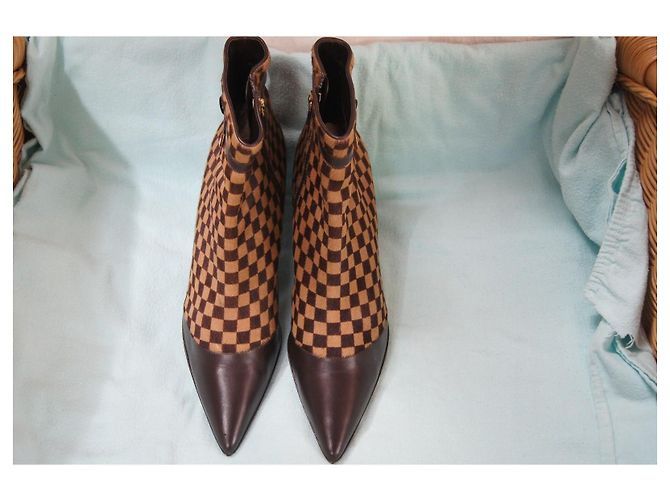Louis Vuitton Stivaletti Damier Azur in pelle e pony Marrone - vista 3