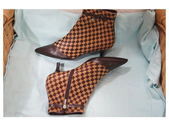 Louis Vuitton Stivaletti Damier Azur in pelle e pony Marrone - vista 5