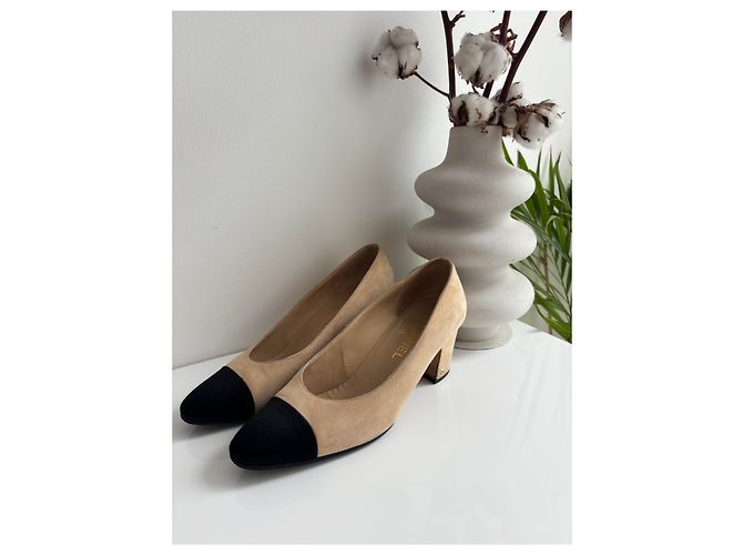 Décolleté Chanel Bicolore in scamosciato beige e nero T38.5 - vista 2