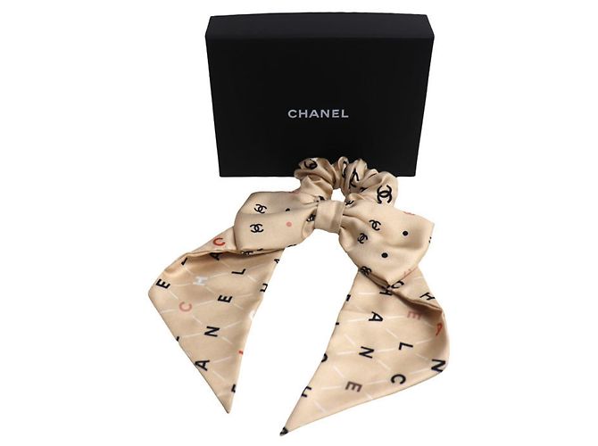 Chanel Seiden-Scrunchie mit Coco Mark Logo Beige - Ansicht 5