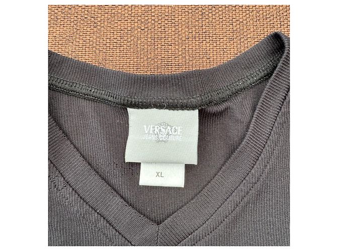 Versace Jeans Couture T-shirt nera scollo a V logo embossed - vista 3