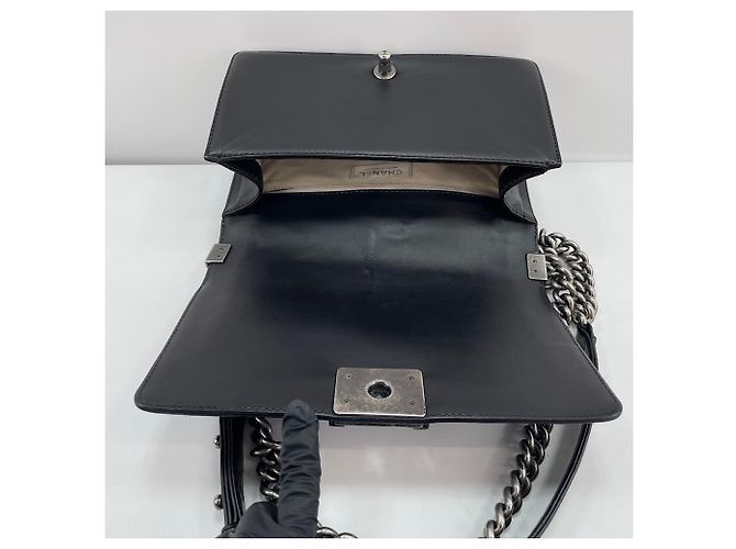 Borsa a tracolla Chanel Boy Medium in nero - vista 12