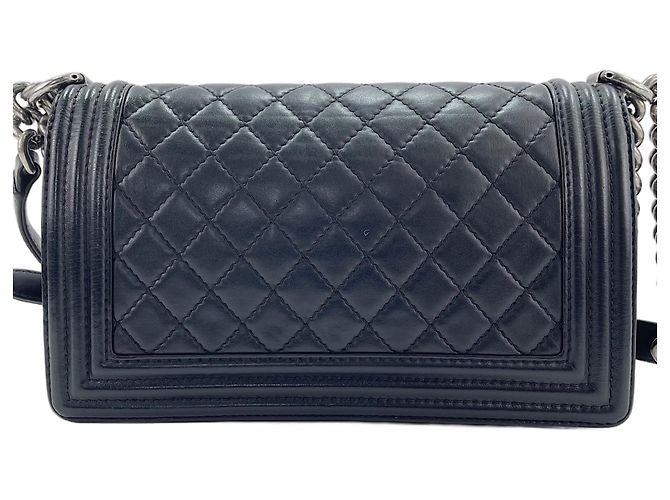 Borsa a tracolla Chanel Boy Medium in nero - vista 3