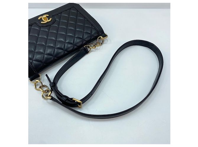 Borsa a tracolla Chanel Matelassé 25 in nero - vista 10