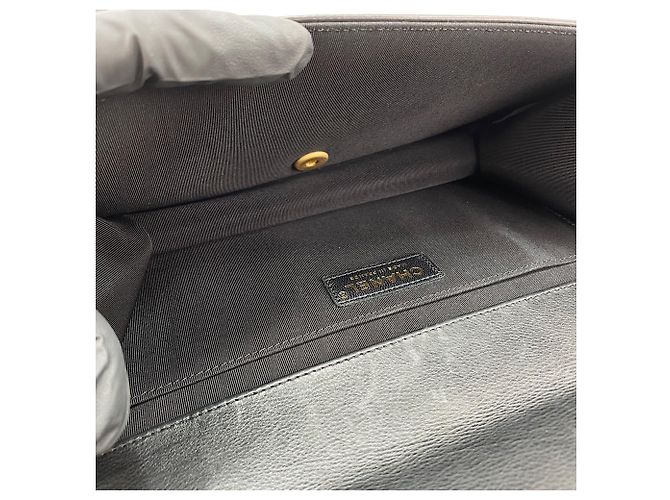 Borsa a tracolla Chanel Matelassé 25 in nero - vista 12