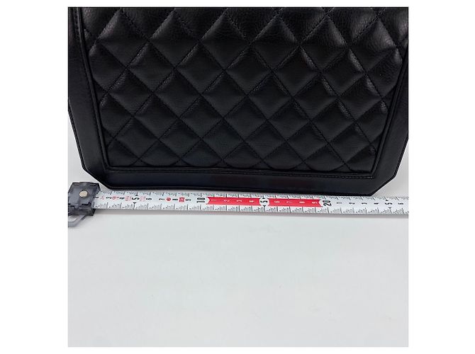 Borsa a tracolla Chanel Matelassé 25 in nero - vista 4