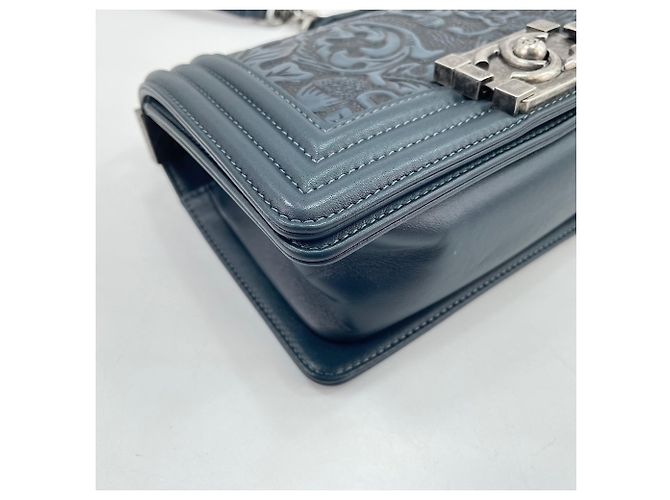 Bolso de hombro Chanel Boy Small en azul - vista 8