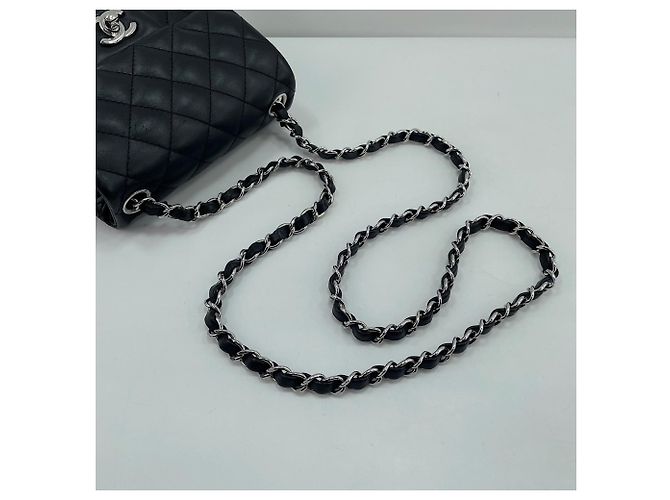 Borsa a tracolla Chanel Mini Matelassé in nero - vista 10