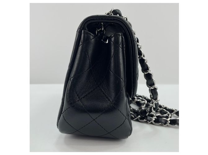 Borsa a tracolla Chanel Mini Matelassé in nero - vista 6