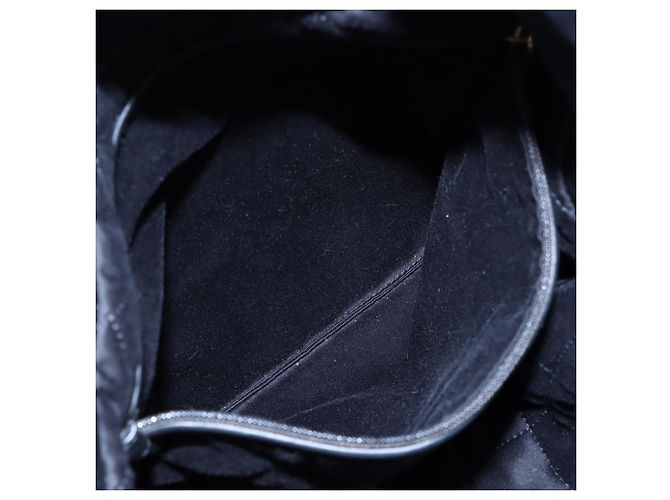 Chanel 22 Handtasche aus gestepptem glänzendem Kalbsleder Schwarz Medium - Ansicht 4